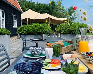 Buitenterras met ontbijt bij Villa Nieuw Leven Texel, vakantiehuis in Den Burg, Texel.