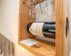 Wijnrek in slaapkamer van Villa Nieuw Leven Texel, vakantiehuis in Den Burg, Texel.