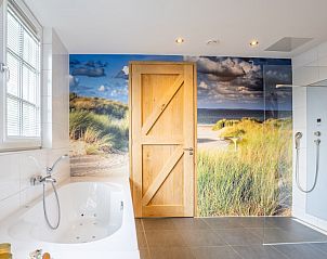 Luxe badkamer met strandthema in Villa Nieuw Leven Texel, vakantiehuis in Den Burg, Texel.