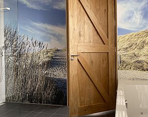Moderne badkamer met natuurthema in Villa Nieuw Leven Texel, vakantiehuis in Den Burg, Texel.