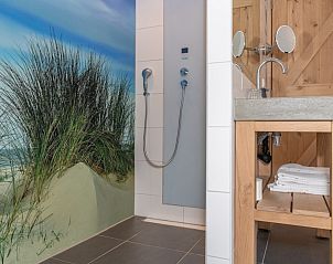 Stijlvolle badkamer in Villa Nieuw Leven Texel, vakantiehuis in Den Burg, Texel.