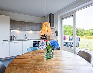 Eetruimte en keuken in Wulpenweid 12 A Lammetje vakantiehuis De Dennen Texel.