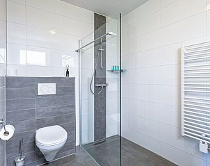 Moderne badkamer in Wulpenweid 12 A Lammetje vakantiehuis De Dennen Texel.