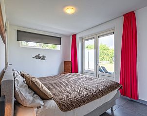 Slaapkamer met tuinzicht in Wulpenweid 12 A Lammetje vakantiehuis De Dennen Texel.