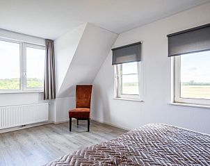 Ruime slaapkamer met natuurlicht in Wulpenweid 12 A Lammetje Texel.