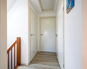 Gang met deuren in Wulpenweid 12 A Lammetje vakantiehuis De Dennen Texel.