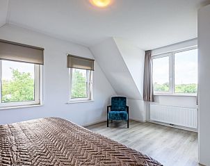 Slaapkamer met uitzicht in Wulpenweid 12 A Lammetje vakantiehuis De Dennen Texel.