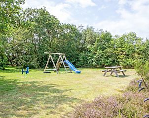 Speelplaats in de tuin van Wulpenweid 12 A Lammetje in De Dennen Texel.