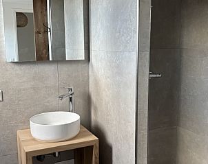 Moderne badkamer met douche in Wulpenweid Bed en Parking, De Dennen, Texel.