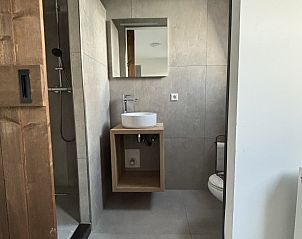 Ruime badkamer met douche in Wulpenweid Bed en Parking, De Dennen, Texel.