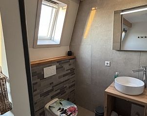 Badkamer met toilet in Wulpenweid Bed en Parking, Texel.
