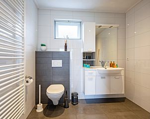 Lichte badkamer met moderne voorzieningen in Wulpenweid Bed en Parking, De Dennen, Texel.