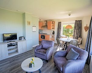 Gemtliches Wohnzimmer von Bungalow Het Lam, Texel. Gemtliche Sitz- und Essecke in Den Burg auf den Watteninseln.