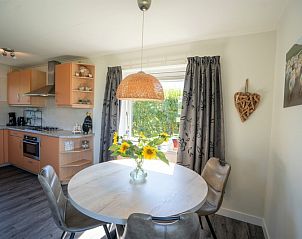 Essecke im Bungalow Het Lam, Den Burg, Texel. Genieen Sie Ihre Mahlzeiten mit Blick auf die Natur der Waddeninseln.