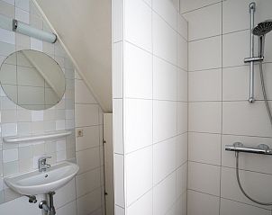 Modernes Badezimmer mit Dusche im Bungalow Het Lam, Den Burg, Texel. Komfortabler Aufenthalt auf den Watteninseln.
