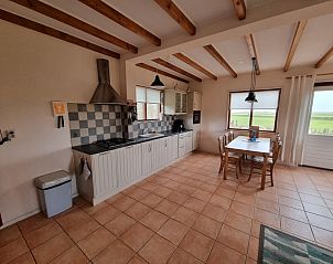 Ruime keuken in Vakantiehuis Duinzicht Den Burg Texel met landelijke stijl en uitzicht op natuur.