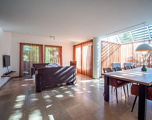 Ruime woonkamer in Molenhuizen vakantiehuis, Den Burg, Texel, met veel natuurlijk licht en comfortabele meubels.