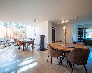 Eetruimte in Molenhuizen vakantiehuis, Den Burg, Texel, met stijlvolle inrichting en grote ramen.