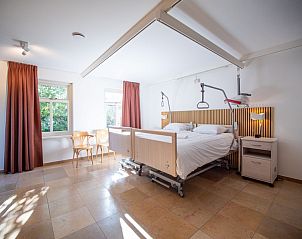 Comfortabele slaapkamer in Molenhuizen vakantiehuis, Den Burg, Texel, met tweepersoonsbed en grote ramen.