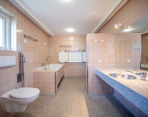 Ruime badkamer in Molenhuizen vakantiehuis, Den Burg, Texel, met moderne voorzieningen en licht interieur.