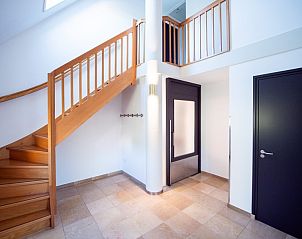 Hal met houten trap in Molenhuizen vakantiehuis, Den Burg, Texel, met stijlvolle inrichting.