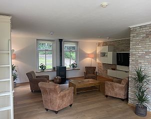 Cozy living room in 44 - Aldubo Landhuis, Den Burg, Texel, with comfortable seating.