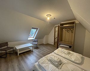Cozy attic room in 44 - Aldubo Landhuis, Den Burg, Texel, with wooden floor.