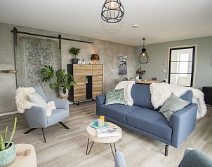 Stijlvolle woonkamer van Onder de Wol vakantiewoning op Texel met moderne inrichting.