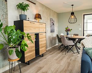 Moderne eetkamer in Onder de Wol Den Burg, Texel met sfeervolle decoratie en planten.