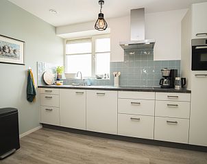 Volledig uitgeruste keuken in Onder de Wol vakantiehuis Texel met moderne apparatuur.