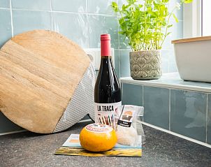 Lokale lekkernijen en wijn in de keuken van Onder de Wol vakantiewoning Texel.