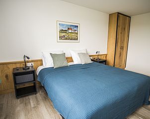 Gezellige slaapkamer in Onder de Wol vakantiehuis Texel met modern interieur.