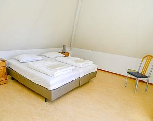 Comfortabele slaapkamer in Vakantiehuis in Den Burg Texel met tweepersoonsbed.