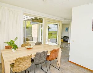 Ruime eetkamer met uitzicht in Vakantiehuis in Den Burg Texel.