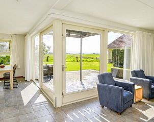 Lichte woonkamer met terras in Vakantiehuis in Den Burg Texel.