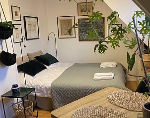 Comfortabele slaapkamer in Tweepersoons studio 1 in Den Hoorn, Texel met rustgevende decoraties en planten.