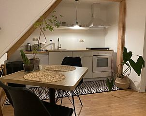 Moderne keuken in Tweepersoons studio 1 in Den Hoorn, Texel met eethoek en functionele inrichting.