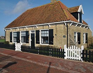 Charmant vakantiehuis 't Wambuis in Den Hoorn, Texel met authentieke gevel en landelijke omgeving.
