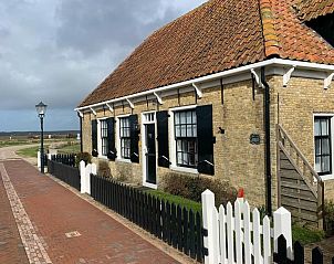 Gezellig vakantiehuis 't Wambuis op Texel met traditionele architectuur en rustige straat in Den Hoorn.