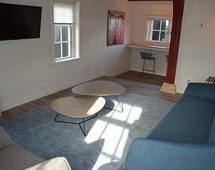 Comfortabele woonkamer in 't Wambuis, Den Hoorn, Texel met moderne meubels en gezellige sfeer.