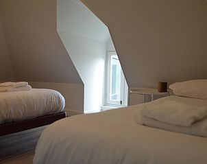 Lichte slaapkamer met twee eenpersoonsbedden in 't Wambuis, Den Hoorn, Texel.