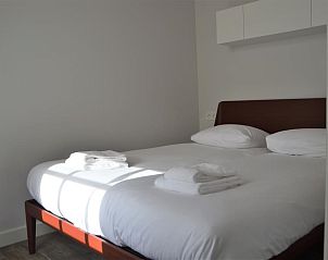 Hoofdslaapkamer met kingsize bed in 't Wambuis, Den Hoorn, Texel voor een comfortabele nachtrust.