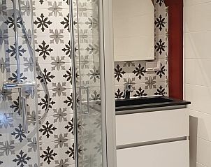 Inloopdouche in 't Wambuis, Den Hoorn, Texel met luxe afwerking en unieke tegelpatronen.