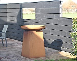 Rustieke buitenruimte met fontein bij 't Wambuis, Den Hoorn, Texel ideaal voor ontspanning.