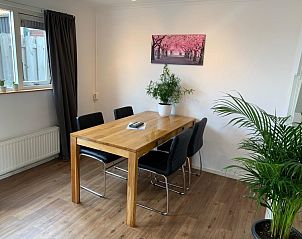 Eetkamer van vakantiehuis 4780 - Van der EL in Den Hoorn, Texel met houten tafel en moderne inrichting.