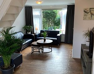 Ruime woonkamer in vakantiehuis 4780 - Van der EL, Den Hoorn, Texel met comfortabele zithoek en veel licht.