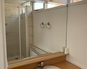 Badkamer van vakantiehuis 4780 - Van der EL in Den Hoorn, Texel met moderne wastafel en ruime spiegel.