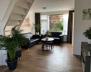 Gezellige woonkamer met planten in vakantiehuis 4780 - Van der EL, Den Hoorn, Texel.