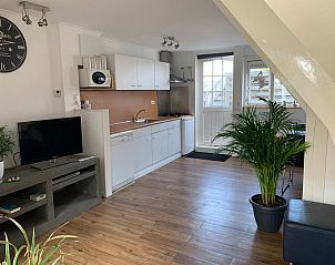 Moderne keuken in vakantiehuis 4780 - Van der EL, Den Hoorn, Texel met witte kasten en houten vloer.