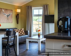 De gezellige binnenruimte van Chalet Hors 5p in Den Hoorn, Texel, biedt comfort te midden van de Waddeneilanden.